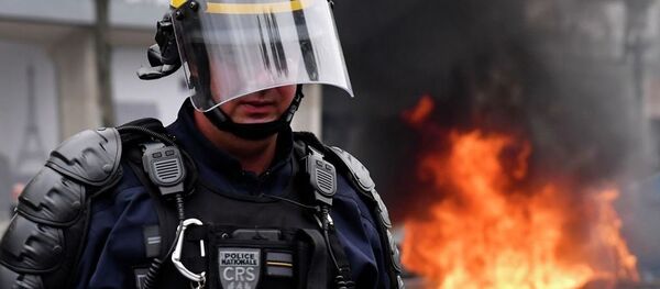 球迷慶祝阿爾及利亞足球隊獲勝 同巴黎警察發生衝突 - 俄羅斯衛星通訊社