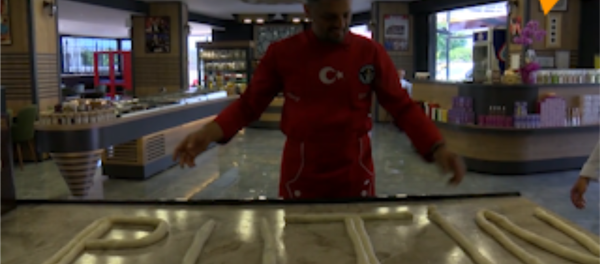 土耳其厨师制作传统馅饼感谢普京向土出售S-400 土耳其厨师制作传统馅饼感谢普京向土出售S-400 - 俄罗斯卫星通讯社