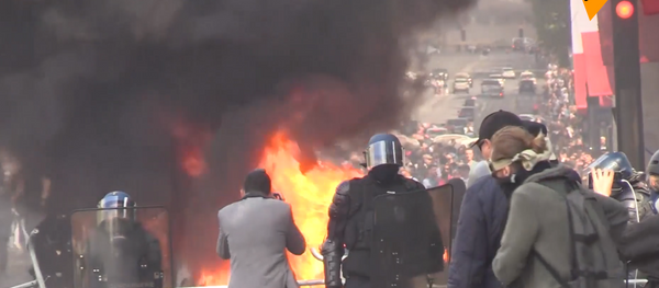 法國國慶日遭遇“黃背心”抗議者示威 - 俄羅斯衛星通訊社