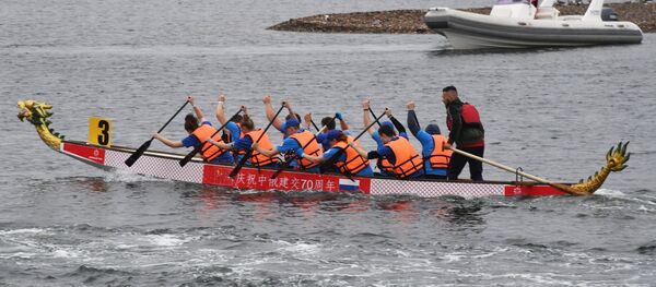 中国运动员参加符拉迪沃斯托克举办的龙舟赛 中国运动员参加符拉迪沃斯托克举办的龙舟赛 - 俄罗斯卫星通讯社