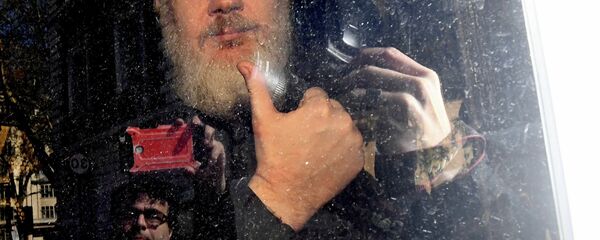 Основатель WikiLeaks Джулиан Ассанж в полицейском фургоне после того, как британская полиция арестовала его возле посольства Эквадора в Лондоне Основатель WikiLeaks Джулиан Ассанж в полицейском фургоне после того, как британская полиция арестовала его возле посольства Эквадора в Лондоне - 俄羅斯衛星通訊社