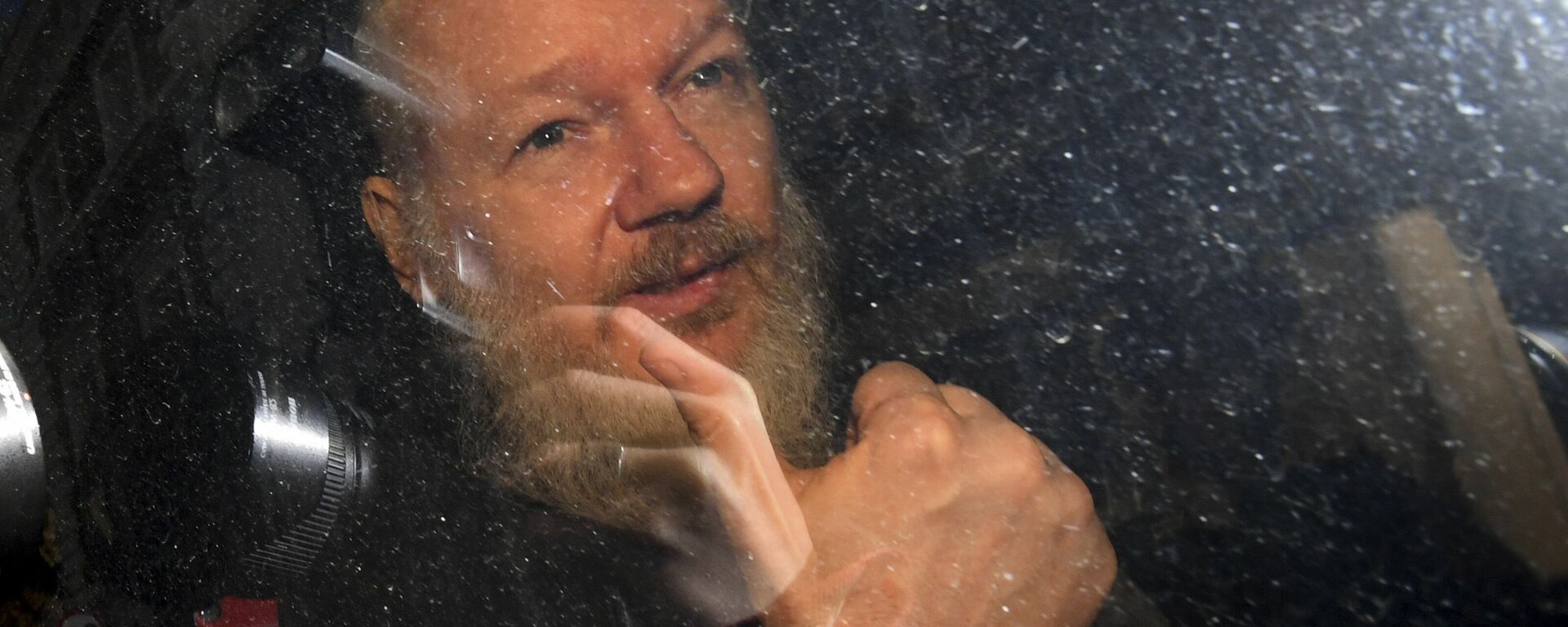 Основатель WikiLeaks Джулиан Ассанж в полицейском фургоне после того, как британская полиция арестовала его возле посольства Эквадора в Лондоне - 俄罗斯卫星通讯社, 1920, 13.02.2021