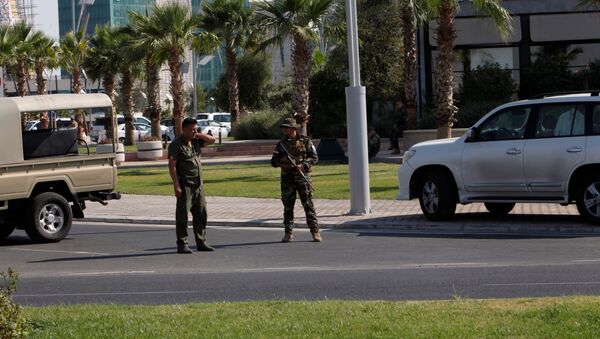 Kurdish security members stand guard near a restaurant where Turkish diplomats and Turkish consulate employee were killed in Erbil - 俄罗斯卫星通讯社