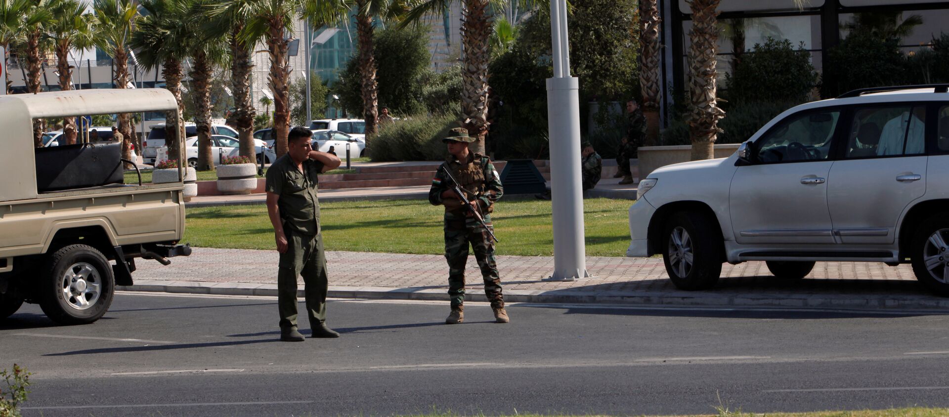 Kurdish security members stand guard near a restaurant where Turkish diplomats and Turkish consulate employee were killed in Erbil - 俄羅斯衛星通訊社, 1920, 16.02.2021