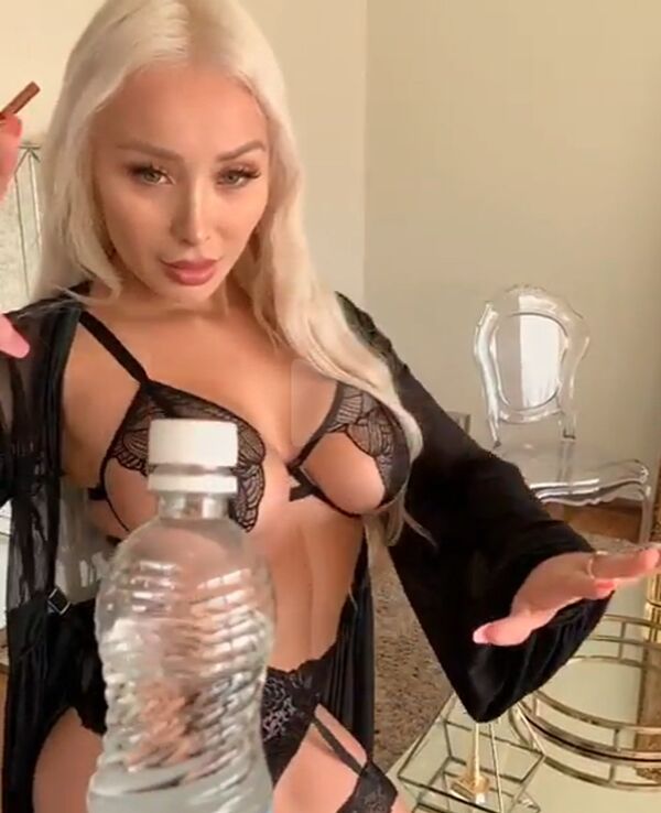 用胸开瓶盖的视频火爆网络 - 俄罗斯卫星通讯社