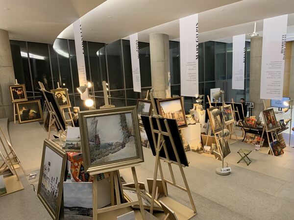 在历经22个月，对过往四百年艺术史上236位著名人类画家画作的学习，微软小冰可独立完成100%原创的绘画作品，水平接近专业人类画家的水准。 - 俄罗斯卫星通讯社