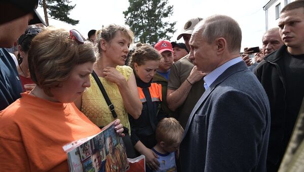 普京视察伊尔库茨克州洪水灾后安置点并与受灾居民和志愿者见面 - 俄罗斯卫星通讯社