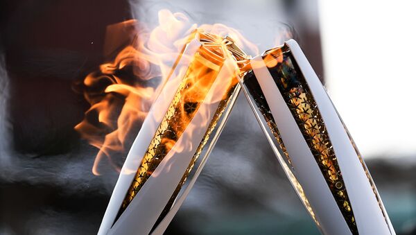 Факелы с Олимпийским огнём во время эстафеты Олимпийского огня XXIII зимних Олимпийских игр в Пхенчхане - 俄罗斯卫星通讯社