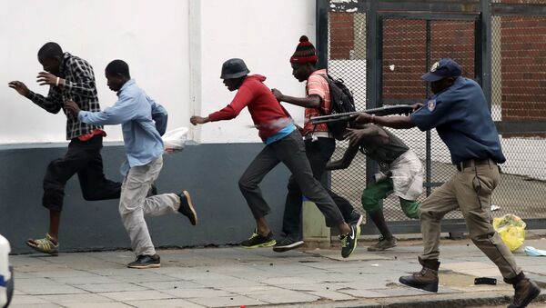 Полицейский разгоняет демонстрантов на антимигрантском митинге в Претории, ЮАР - 俄羅斯衛星通訊社