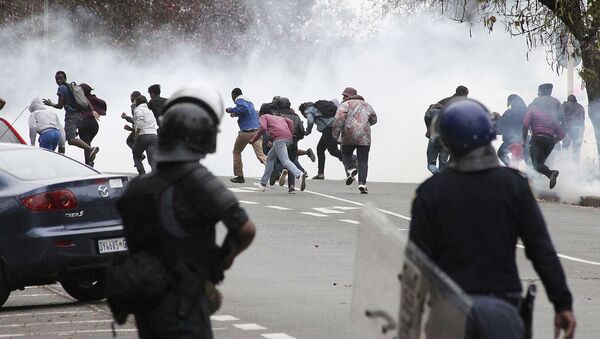 Полиция применяет слезоточивый газ против студентов-демонстрантов в Питермарицбурге, ЮАР - 俄罗斯卫星通讯社