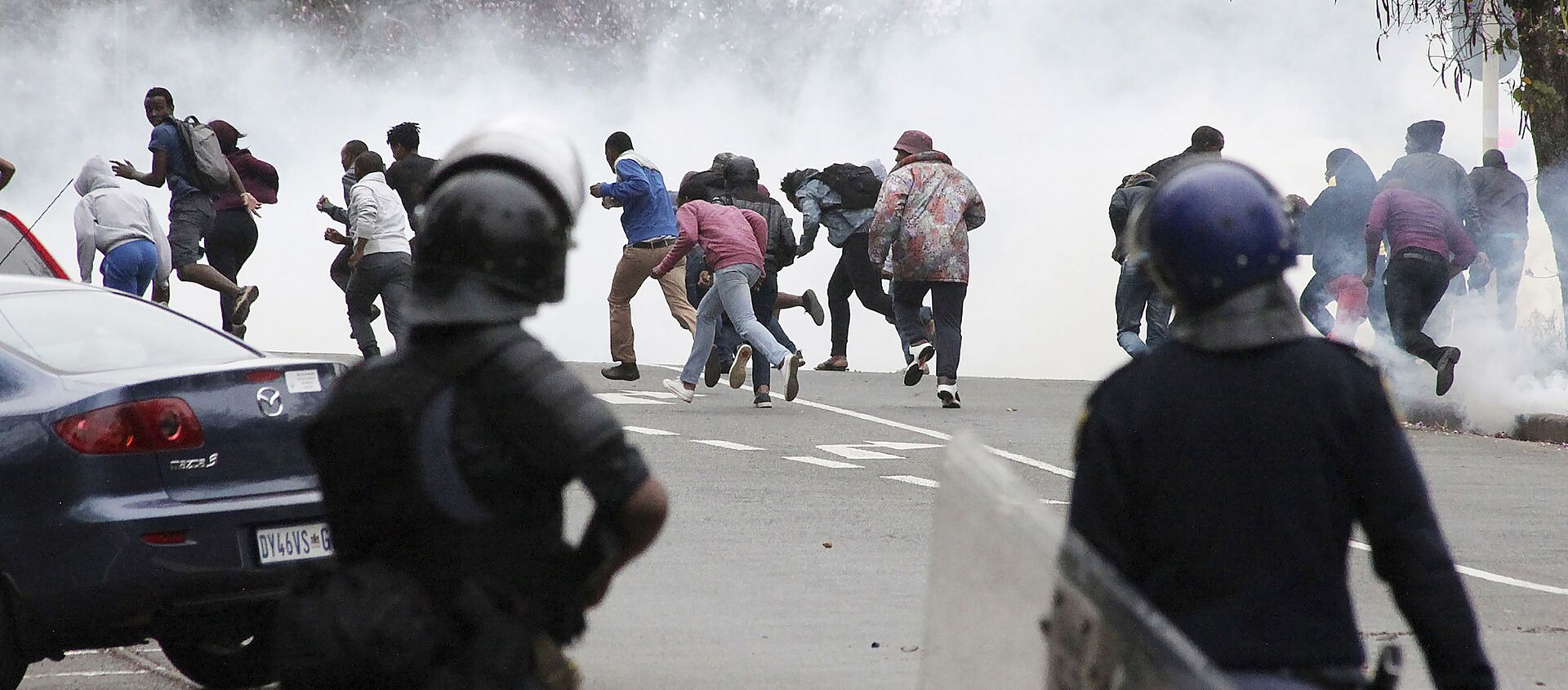 Полиция применяет слезоточивый газ против студентов-демонстрантов в Питермарицбурге, ЮАР - 俄羅斯衛星通訊社, 1920, 13.07.2021