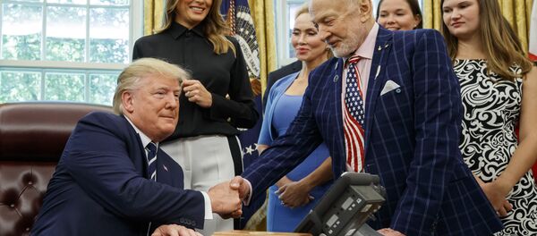 特朗普提議將登月計劃改為探索火星 - 俄羅斯衛星通訊社