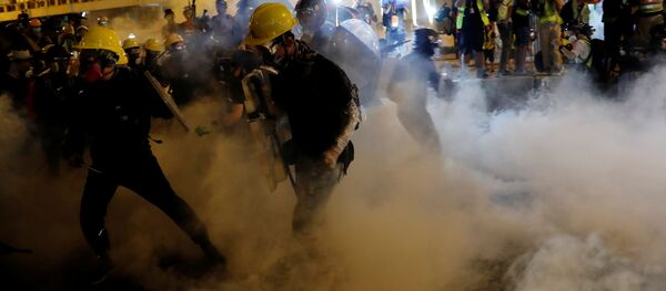 香港警方使用催泪弹驱赶示威者 - 俄罗斯卫星通讯社