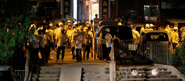 Вооруженные палками люди на станции метро Yuen Long на северной окраине Гонконга - 俄罗斯卫星通讯社