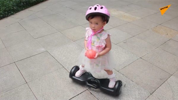 一岁多小可爱玩平衡车 - 俄罗斯卫星通讯社