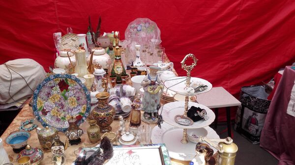 跳蚤市場上購物要比古董店便宜多多 跳蚤市場上購物要比古董店便宜多多 - 俄羅斯衛星通訊社