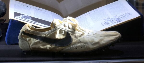 一双1972年耐克运动鞋在美国以43.75万美元拍出 创世界纪录 - 俄罗斯卫星通讯社