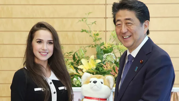 安倍接見俄花滑名將扎娃 獲贈秋田玩偶 - 俄羅斯衛星通訊社