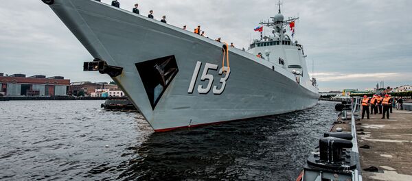 人们在圣彼得堡迎接导弹驱逐舰西安舰 - 俄罗斯卫星通讯社