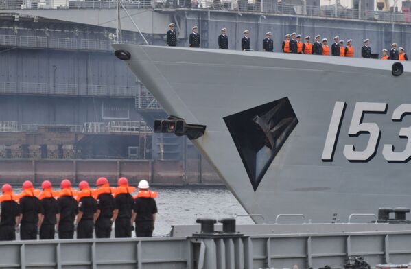 中國海軍導彈驅逐艦西安艦甲板上的船員 - 俄羅斯衛星通訊社