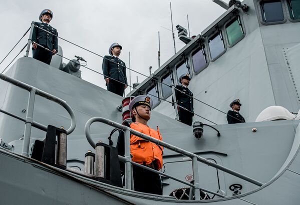海军导弹驱逐舰西安舰甲板上的船员 - 俄罗斯卫星通讯社