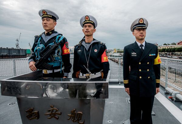 中国海军导弹驱逐舰西安舰甲板上的船员 - 俄罗斯卫星通讯社