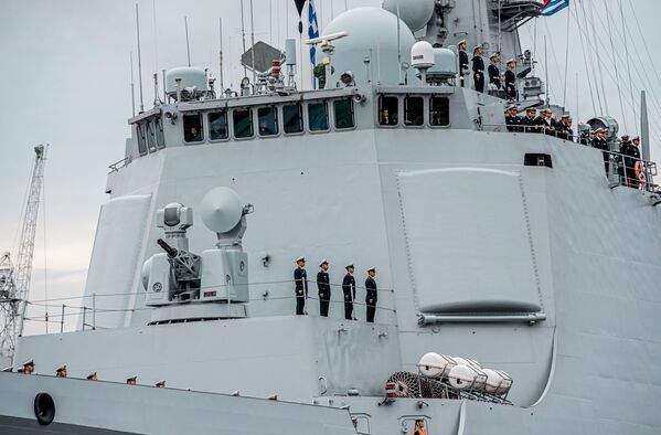 國海軍導彈驅逐艦西安艦甲板上的船員 - 俄羅斯衛星通訊社