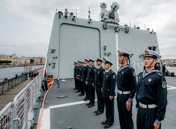 国海军导弹驱逐舰西安舰甲板上的船员 - 俄罗斯卫星通讯社