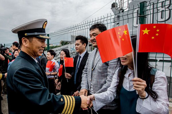 中国人民解放军海军第32批护航编队指挥员赵卫东大校在为中国海军导弹驱逐舰西安舰举行的欢迎仪式上 - 俄罗斯卫星通讯社