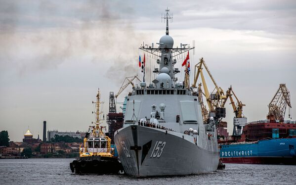 中國海軍導彈驅逐艦西安艦在聖彼得堡涅瓦河上 - 俄羅斯衛星通訊社