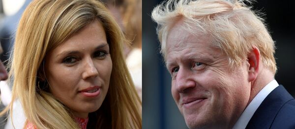約翰遜的年輕女友在唐寧街官邸大門附近撞見約翰遜 - 俄羅斯衛星通訊社