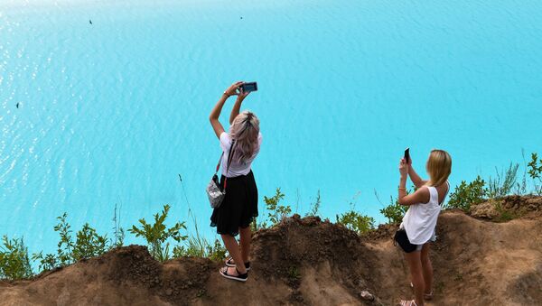 游客在西班牙有毒湖泊入水玩耍 身体不适就医 - 俄罗斯卫星通讯社