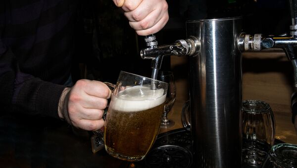 澳大利亚记者买杯啤酒花了6.8万美元 - 俄罗斯卫星通讯社