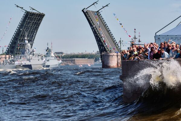 在聖彼得堡參加海軍日閱兵彩排的22800型“蘇維埃茨克”號和21631型“謝爾普霍夫”號小型導彈艦。 - 俄羅斯衛星通訊社