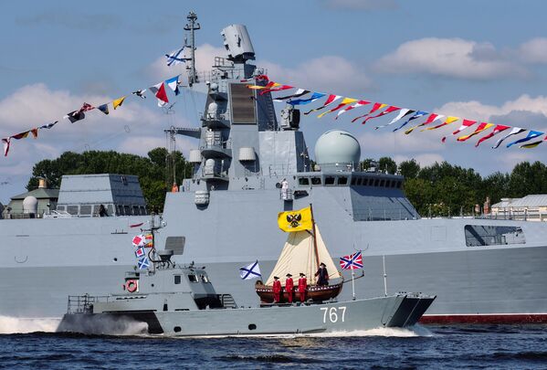 快艇甲板上重修的彼得大帝船模型和“卡薩托諾夫海軍上將”號護衛艦 - 俄羅斯衛星通訊社