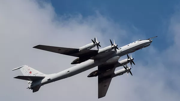 Противолодочный самолет Ту-142 во время репетиции воздушной части парада в честь Дня ВМФ России в Санкт-Петербурге