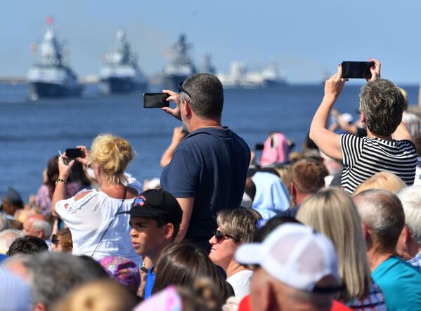 40余艘軍艦、潛艇和快艇在涅瓦河和喀琅施塔得近岸水域整齊排列，包括“卡薩托諾夫海軍上將”號護衛艦和“烏斯季諾夫元帥”號導彈巡洋艦。 - 俄羅斯衛星通訊社