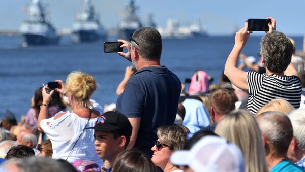 Зрители фотографируют корабли Военно-Морского флота на генеральной репетиции парада ко Дню ВМФ в Кронштадте - 俄罗斯卫星通讯社