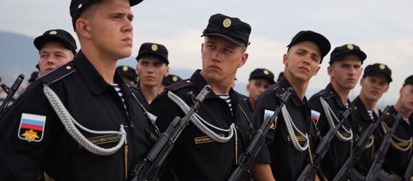 Военнослужащие во время репетиции парада, посвященного Дню Военно-Морского Флота России, в Новороссийске - 俄罗斯卫星通讯社