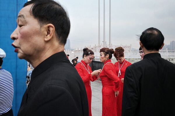 我关注的题材其实更讲究故事性、长期性，或者说专题性。这个也是安德烈斯捷宁奖他们认可我的作品，我觉得很有价值的一个地方。因为我的获奖作品并不是一个突发新闻，我那几年在中东报道，那时候是中东阿拉伯之春之后最火热的一个阶段，我完全可以通过某一张血腥的、暴力的、战斗的这种照片去参赛，这样的话，如果获奖就是意料之中了。 - 俄罗斯卫星通讯社