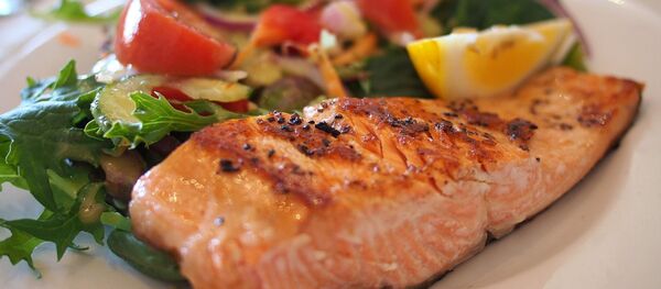 Блюдо из лосося с помидорами и зеленью - 俄罗斯卫星通讯社