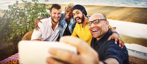 Мужчины снимают селфи - 俄罗斯卫星通讯社