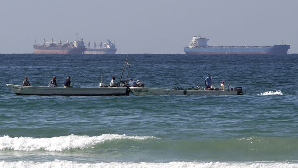 Лодки на фоне танкеров в Ормузском проливе. Архивное фото - 俄羅斯衛星通訊社