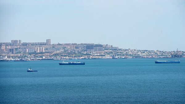 Корабли в Бакинской бухте Каспийского моря на фоне столицы Азербайджана. - 俄罗斯卫星通讯社