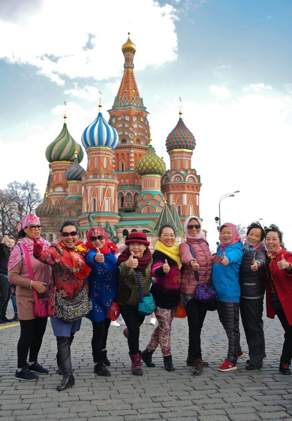 遊客在莫斯科紅場上的瓦西里·布拉任內教堂前拍照 - 俄羅斯衛星通訊社