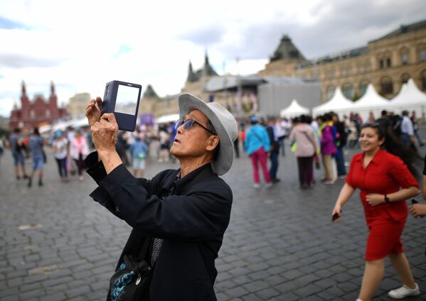 中國遊客在紅場上的莫斯科克里姆林宮前拍照 - 俄羅斯衛星通訊社