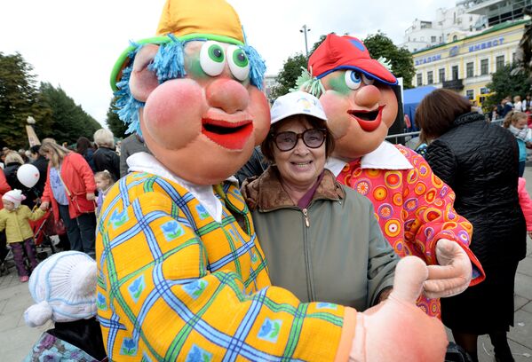 一名女遊客在莫斯科彩色林蔭道上的尼古林馬戲院旁 - 俄羅斯衛星通訊社