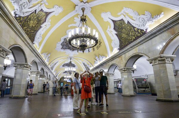 遊客在莫斯科地鐵環線共青團地鐵站 - 俄羅斯衛星通訊社