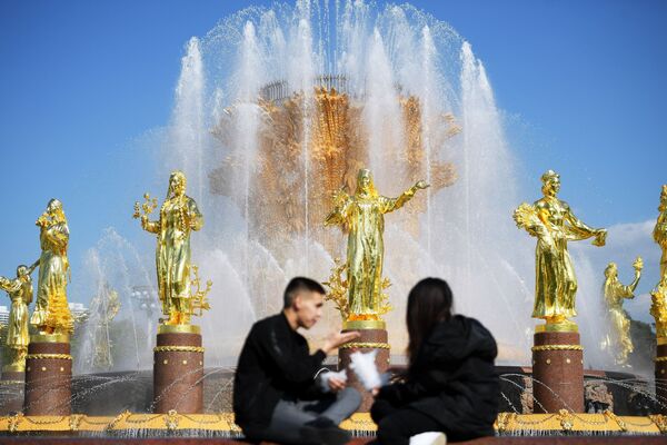 遊客在莫斯科國民經濟成就展覽館人民友誼噴泉旁 - 俄羅斯衛星通訊社