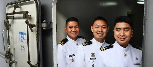 菲律賓海軍“南達沃”號直升機船塢登陸艦的艦員 - 俄羅斯衛星通訊社